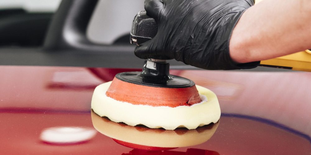 zamyka-up-osoby-cleaning-samochodu-powierzchownosc